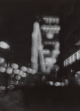 Widok zbiegu ulicy Kruczej i Alej Jerozolimskich nocą