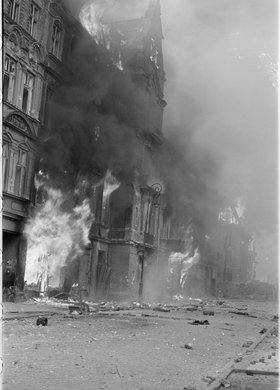 Płonące domy przy ulicy Ordynackiej