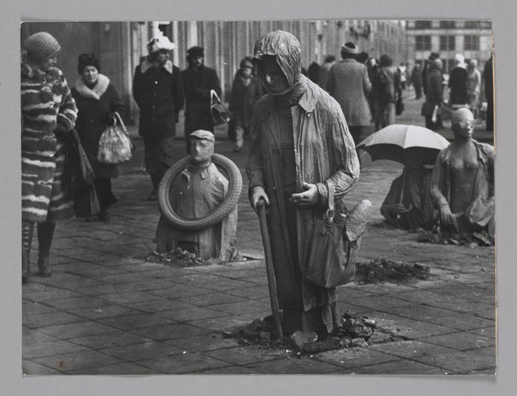 Fragment instalacji "Przejście" Jerzego Kaliny u zbiegu ulic Mazowieckiej i Świętokrzyskiej