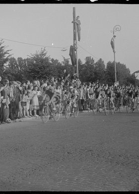 Wyścig kolarski w alei Niepodległości