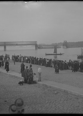 Nabrzeże Wisły i niszczony most Aleksandryjski (Kierbedzia)
