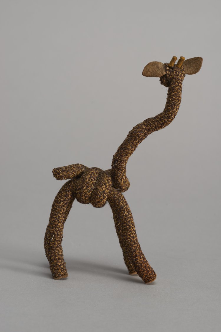 Maskotka żyrafa wykonana przez więźniarkę Kamilę Żukowską, ps. Kama w więzieniu na Pawiaku