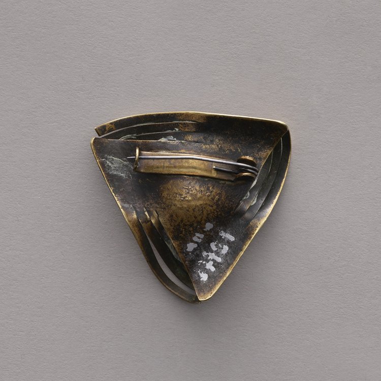 Broszka mosiężna trójkątna