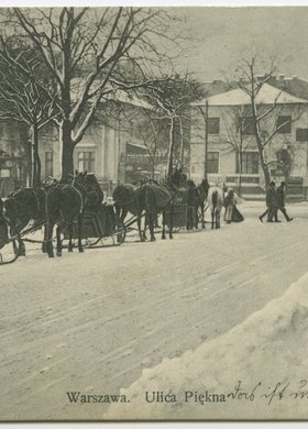 Ulica Piękna zimą - postój sań przy Parku Ujazdowskim