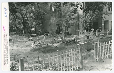 Cmentarz powstańczy w ogrodzie przy Mazowieckiej 9