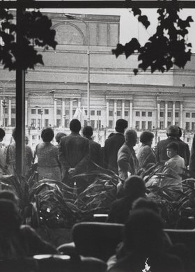 Widok z hotelu Victoria na plac Zwycięstwa (ob. Józefa Piłsudskiego) podczas uroczystości pogrzebowych prymasa Stefana Wyszyńskiego