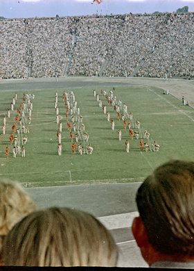 Pokaz sportowy na Stadionie Dziesięciolecia podczas V Światowego Festiwalu Młodzieży i Studentów