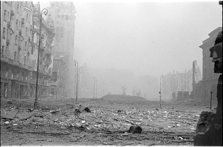 Zniszczenia zabudowy przy placu Napoleona