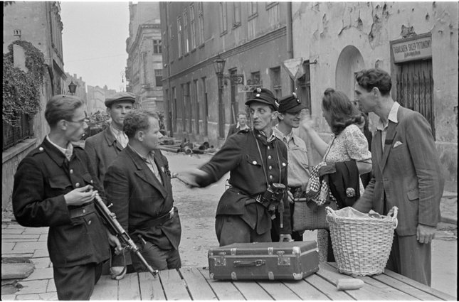 Grupa powstańców na ulicy Wareckiej