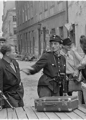 Grupa powstańców na ulicy Wareckiej