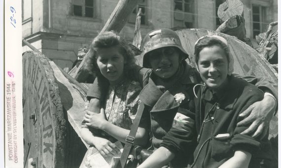 Barykada na Nowym Świecie na wysokości ulicy Wareckiej