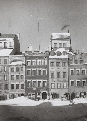 Rynek Starego Miasta zimą, widok na kamienice strony Dekerta