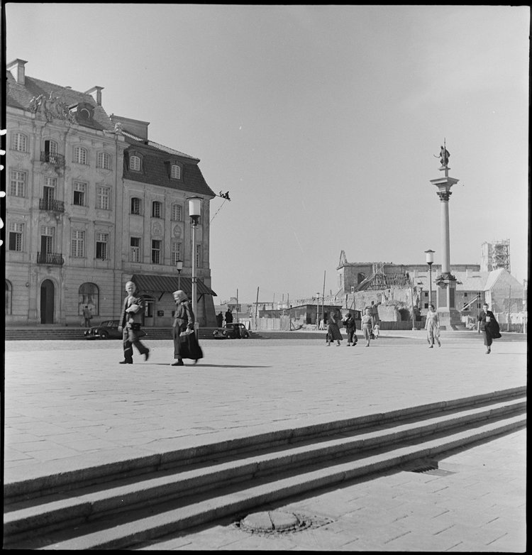 Widok na plac Zamkowy z Krakowskiego Przedmieścia