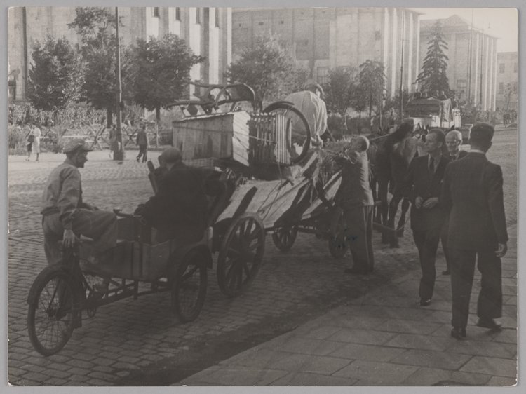 Scena uliczna w alei Trzeciego Maja
