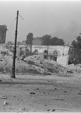 Zniszczenia zabudowy w rejonie wylotu ulicy Marszałkowskiej na Królewską