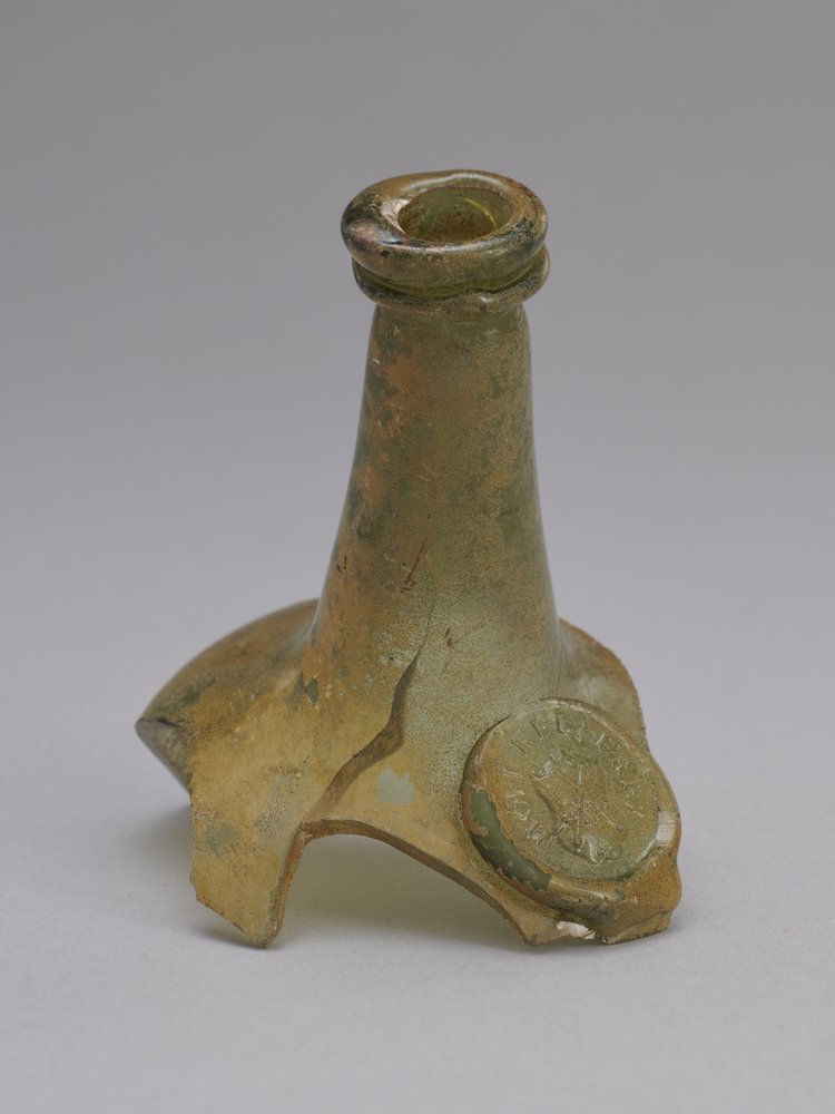 Butelka szklana ze stemplem, fragment