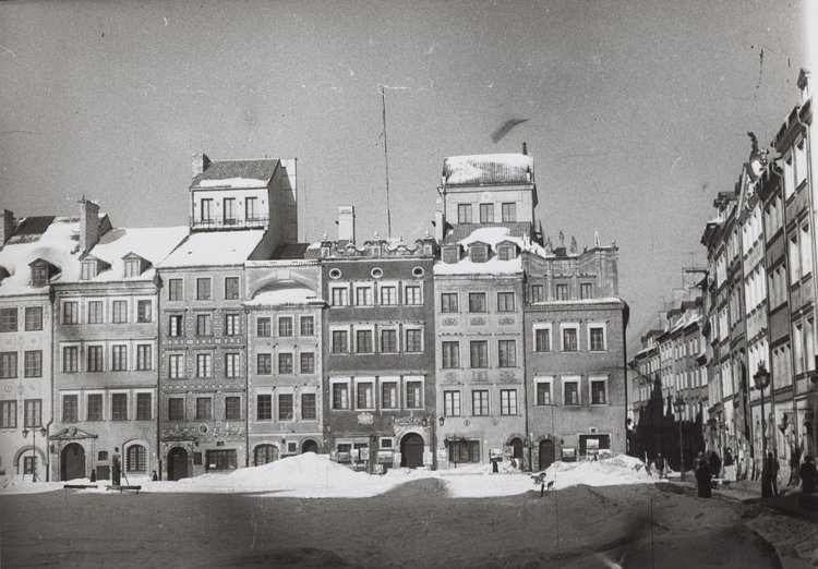 Rynek Starego Miasta zimą, widok na kamienice strony Dekerta