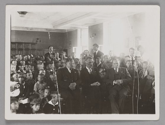 Fotografia przedstawiająca spotkanie Józefa i Bolesława Adamowiczów z dziećmi w Naszym Domu na Bielanach