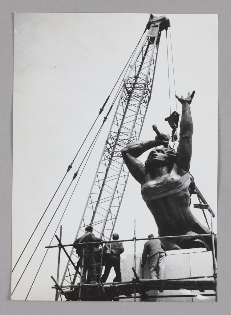 Installation of the Monument to the Heroes of Warsaw (Warsaw Nike)