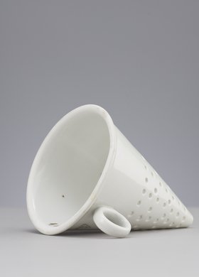 Lejek porcelanowy do sączenia z uchwytem