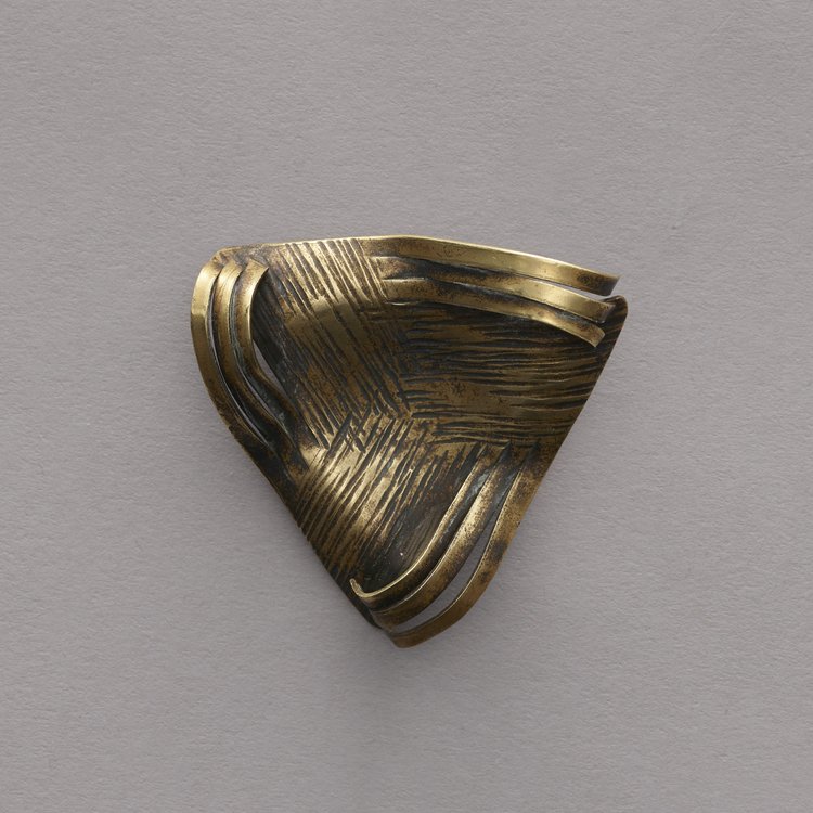 Broszka mosiężna trójkątna