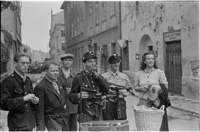 Grupa powstańców na ulicy Wareckiej