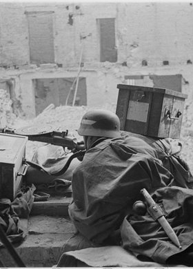 Powstaniec na stanowisku strzeleckim w ruinach Poczty Głównej przy placu Napoleona