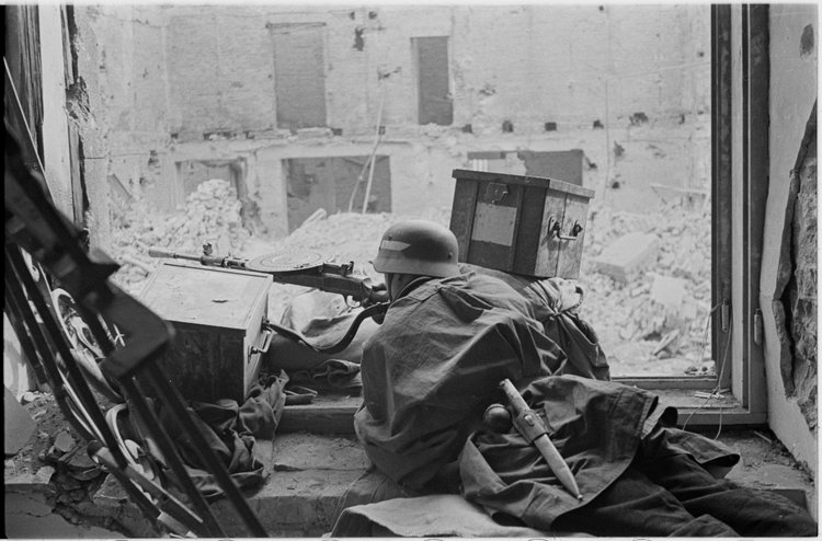 Powstaniec na stanowisku strzeleckim w ruinach Poczty Głównej przy placu Napoleona