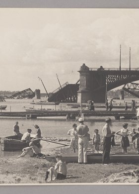 Plaża na Saskiej Kępie pierwszego lata po zakończeniu II wojny światowej