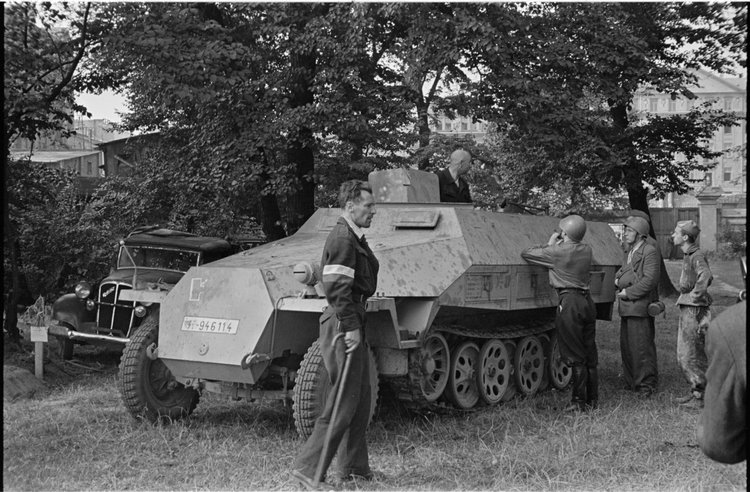 Powstańcy Zgrupowania AK "Krybar" przy zdobytym transporterze