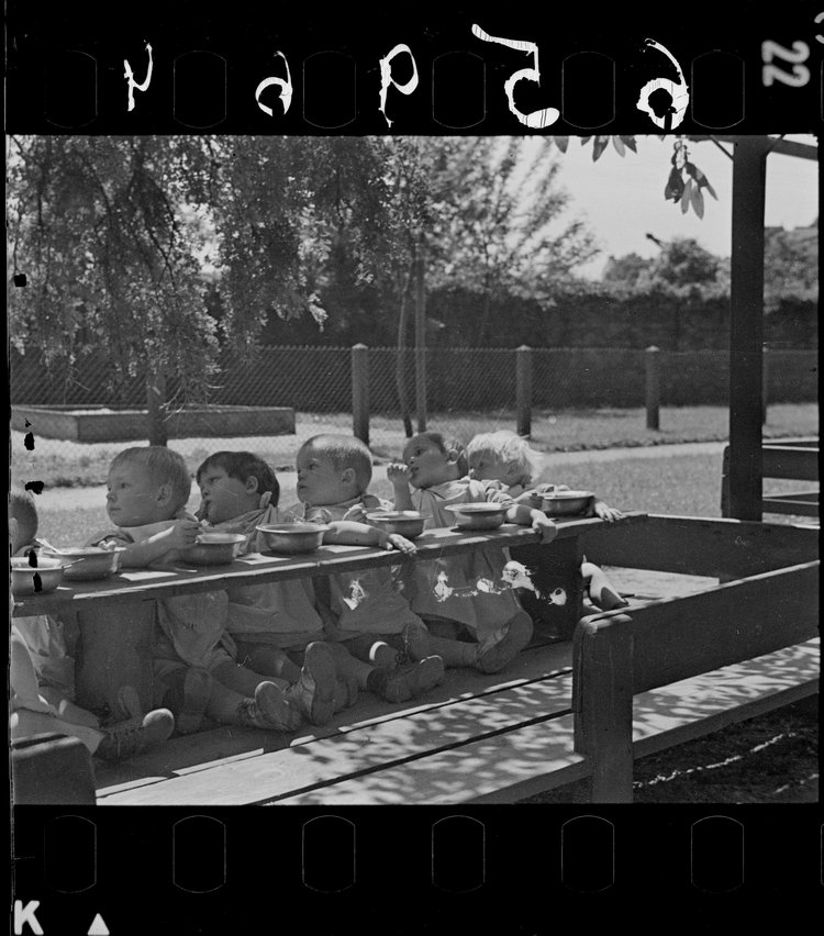 Dzieci z Domu Małego Dziecka imienia ks. Boduena podczas posiłku