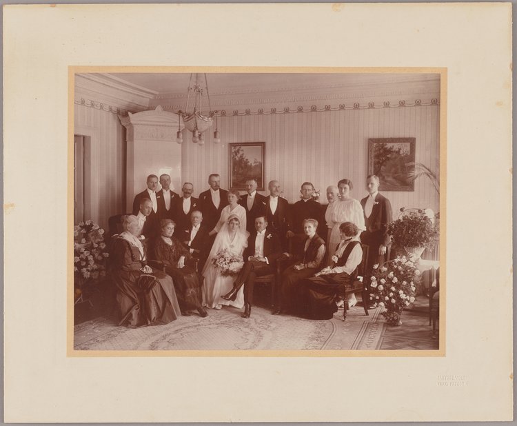 Portret młodej pary w otoczeniu członków rodziny