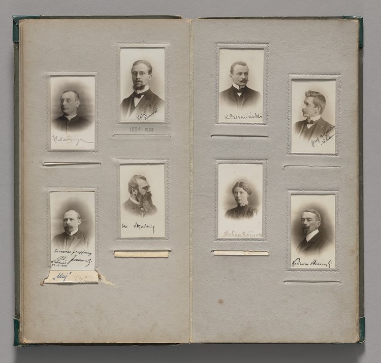 Album z fotografiami nauczycieli i uczennic pensji Antoniny Walickiej w Warszawie