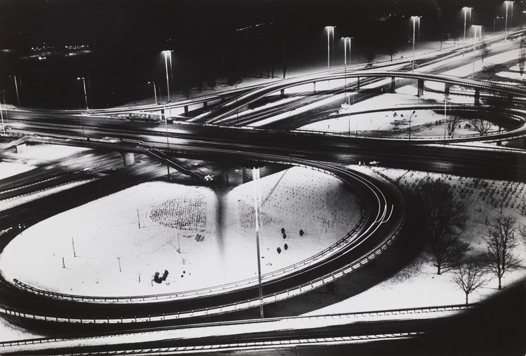Fragment Trasy Łazienkowskiej nocą
