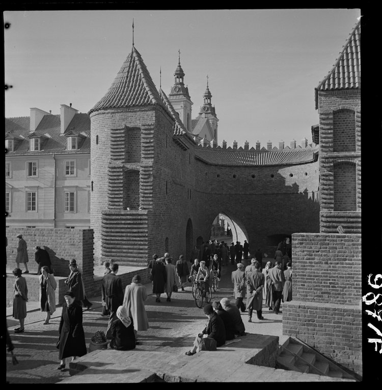 Zrekonstruowany Barbakan