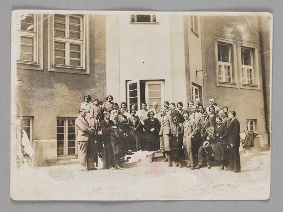 Fotografia przedstawiająca Janusza Korczaka (Henryka Golszmita) w otoczeniu słuchaczy Państwowego Instytutu Pedagogiki Specjalnej