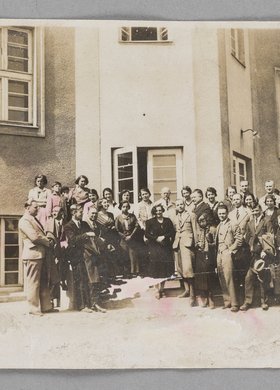 Fotografia przedstawiająca Janusza Korczaka (Henryka Golszmita) w otoczeniu słuchaczy Państwowego Instytutu Pedagogiki Specjalnej