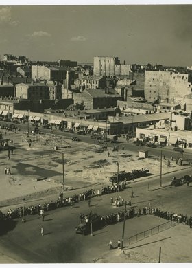 Widok z hotelu Polonia na skrzyżowanie Alej Jerozolimskich i ulicy Marszałkowskiej