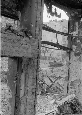 Zniszczony niemiecki ciężki transporter ładunków Borgward B IV w Alejach Jerozolimskich