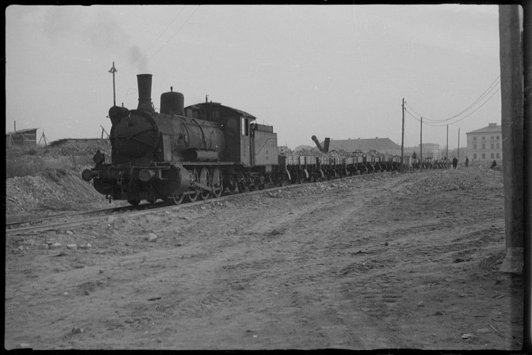 Rozwożenie gruzu z terenów po zburzonym getcie na podbudowy nowo wznoszonego osiedla Muranów
