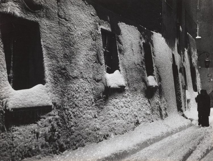 Winter view of Wąski Dunaj St. from Old Town Market Square towards Piwna St.