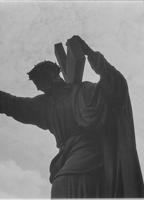 Figura Chrystusa przed kościołem św. Krzyża