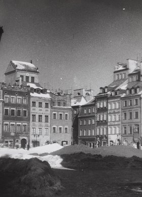 Rynek Starego Miasta zimą, widok na kamienice strony Dekerta i Barssa