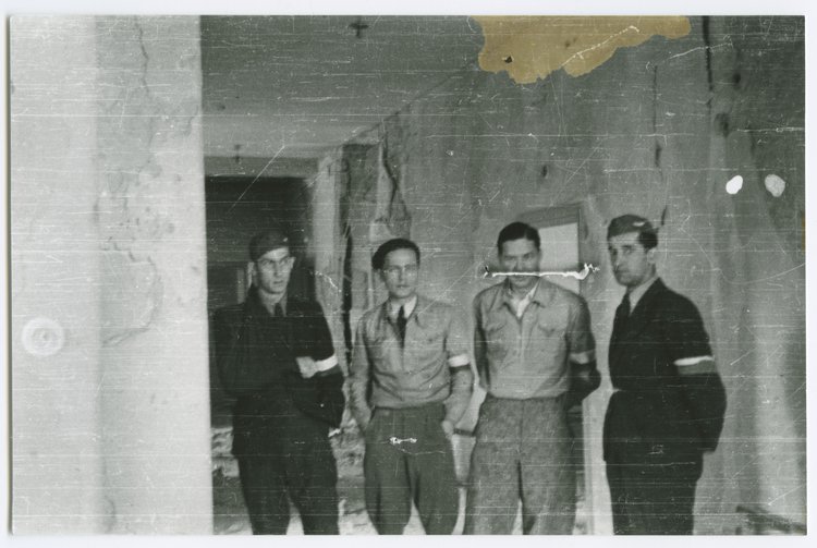 Powstanie warszawskie. Żołnierze AK w kwaterze dowództwa III Zgromadzenia "Konrad"