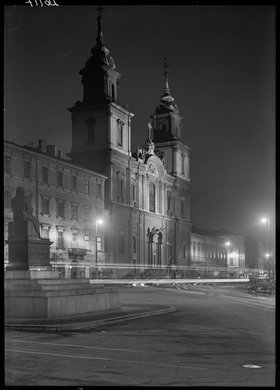 Kościół św. Krzyża przy Krakowskim Przedmieściu w nocnym oświetleniu