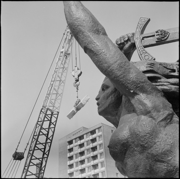 Montaż pomnika Bohaterów Warszawy 1939-1945 na placu Teatralnym