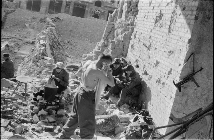 Grupa powstańców w ruinach Poczty Głównej