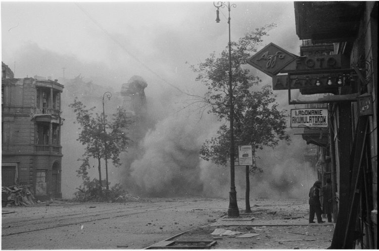 Wybuch pocisków na ulicy Marszałkowskiej