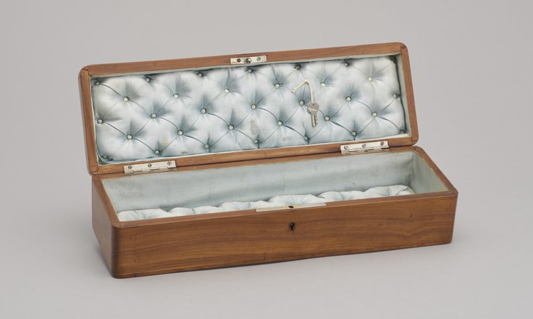 Pudełko na rękawiczki damskie z intarsją z ptaszkami - gilami