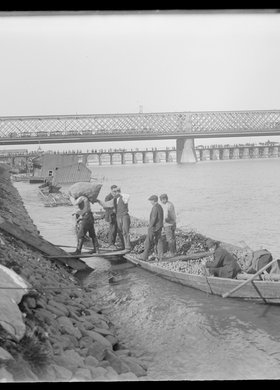 Galary na Wiśle w pobliżu zniszczonego mostu Kierbedzia